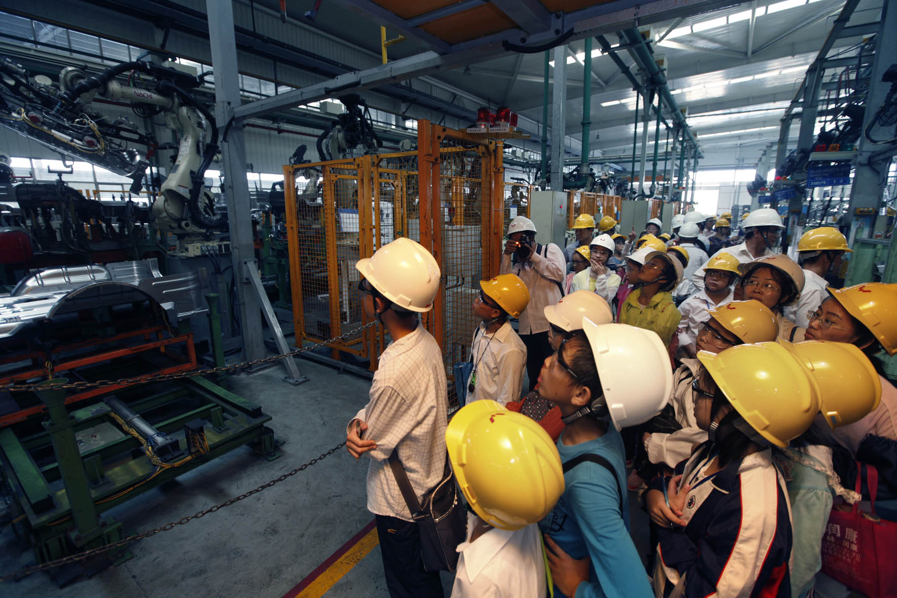 小记者们参观冲焊件厂自动生产线